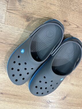 CROCS Men’s Gray Slip-On Clogs with Blue Trim